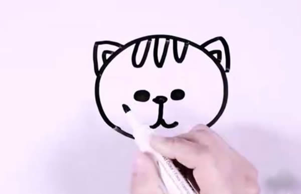 叼鱼骨头的小猫简笔画