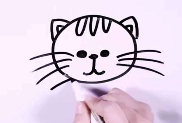 叼鱼骨头的小猫简笔画